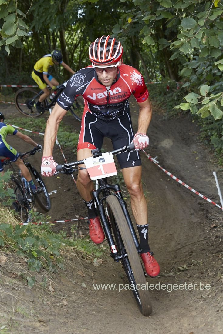 Modder, kasseien en volle bak op de Lovendegem MTB