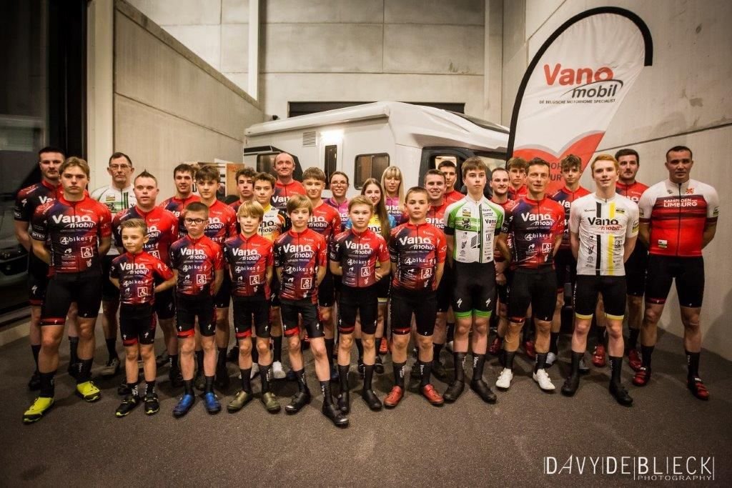De volledige Vanomobil-ploeg, van de jongste jeugd tot de senioren, samen op de teamvoorstelling